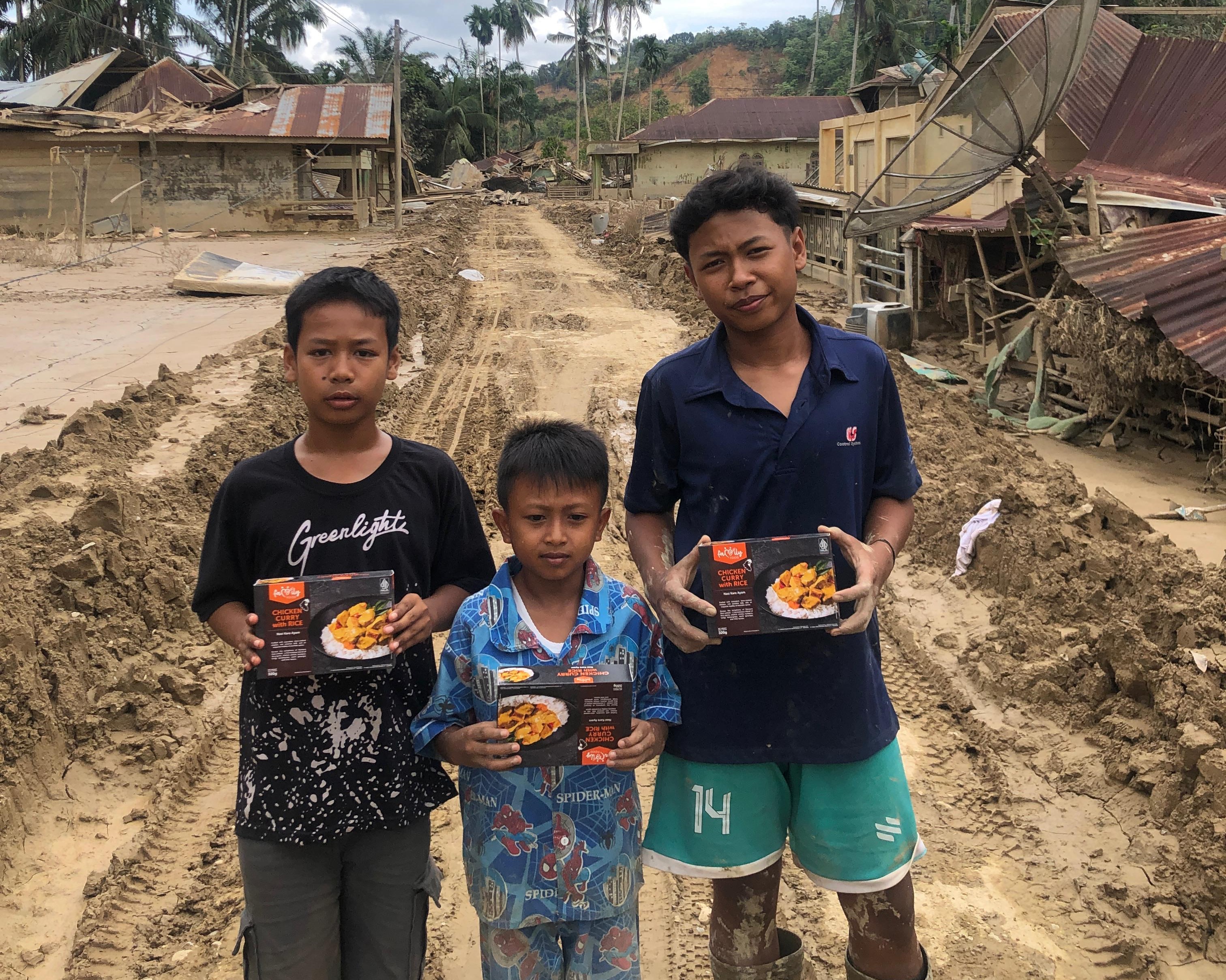 Tim Relawan LAZ Al Azhar Menyalurkan 100 Paket Makanan Siap Saji untuk Warga Desa Alur Jambu